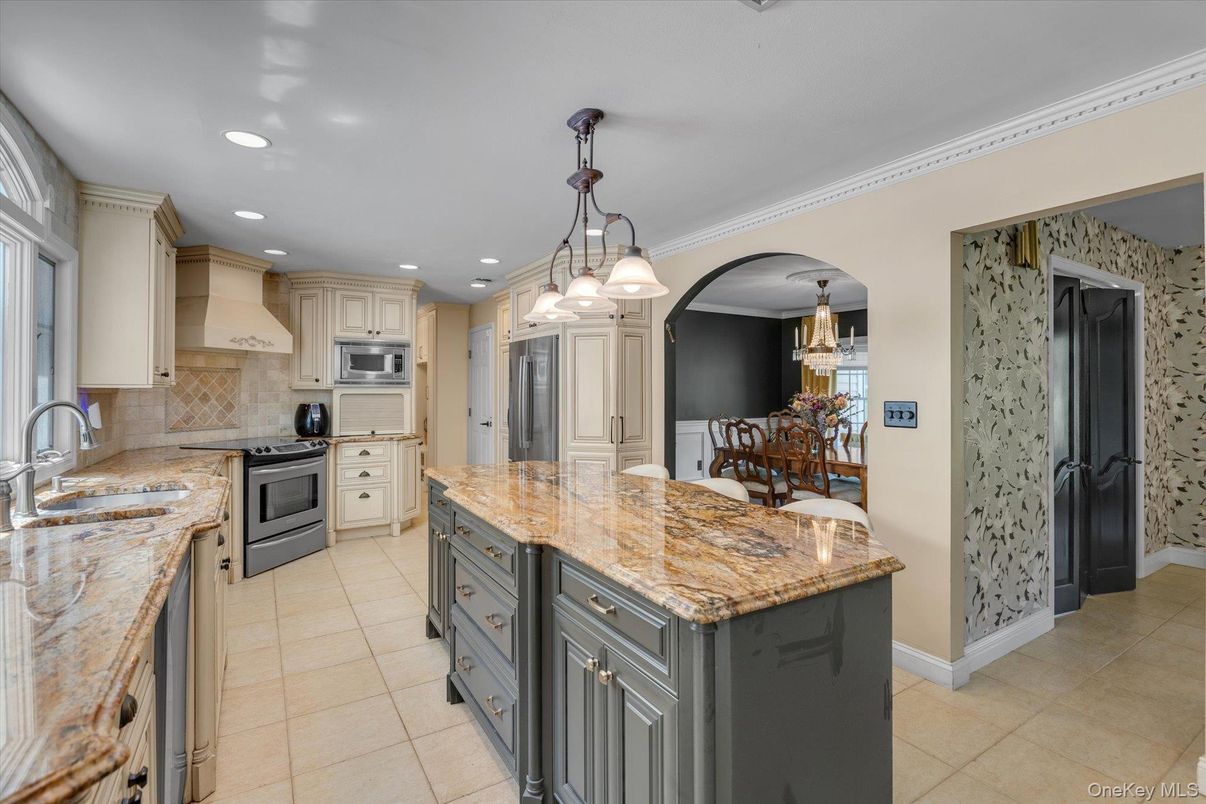 Chandelier, Dining room, Interior, Kitchen, Pendant Lights, Recessed Lighting, Stainless Steel Appliances