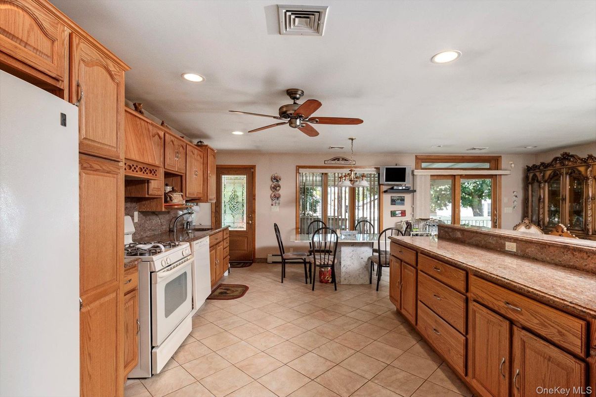 Dining room, Interior, Kitchen, Recessed Lighting