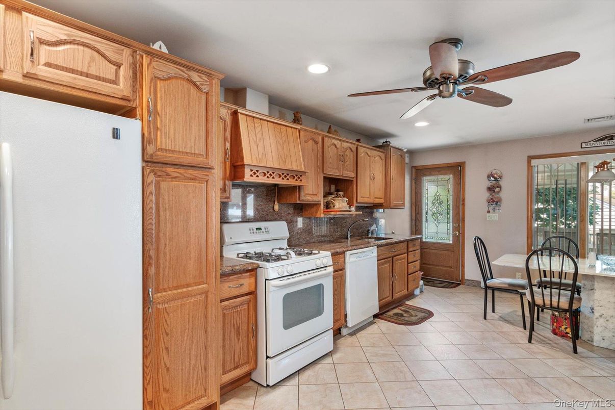 Dining room, Interior, Kitchen, Recessed Lighting
