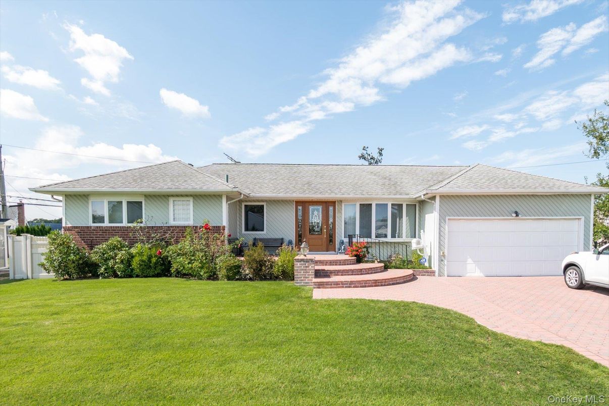 Attached, Exterior, Facade, Ranch