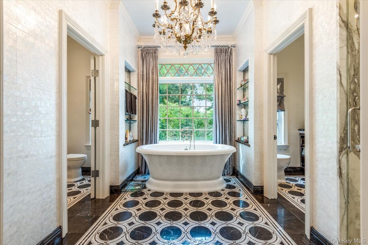Bathroom, Chandelier, Free Standing Baths, Interior