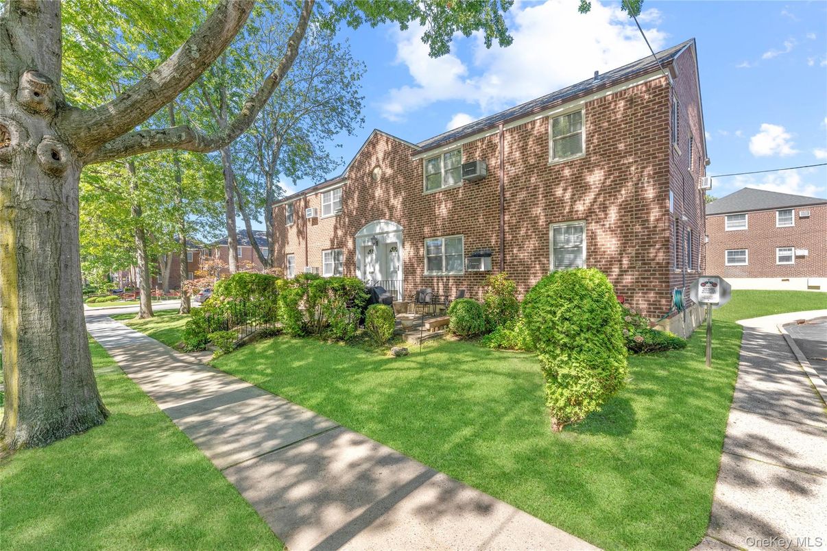 Exterior, Facade, Brick Facade, Georgian