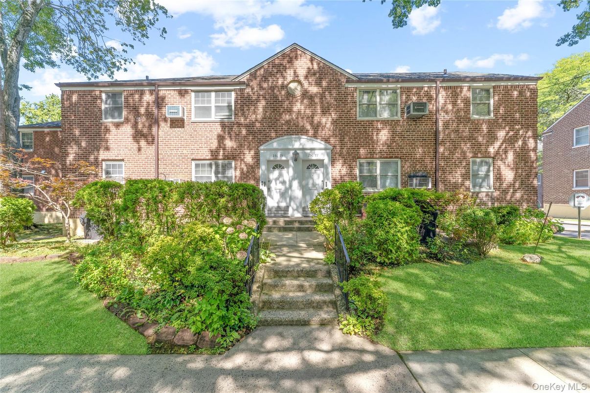 Exterior, Facade, Brick Facade, Georgian