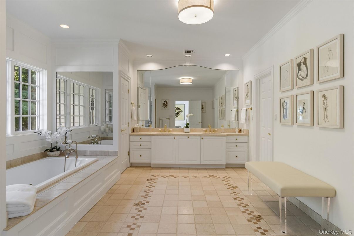 Bathroom, Dual Sink Vanities, Interior, Recessed Lighting
