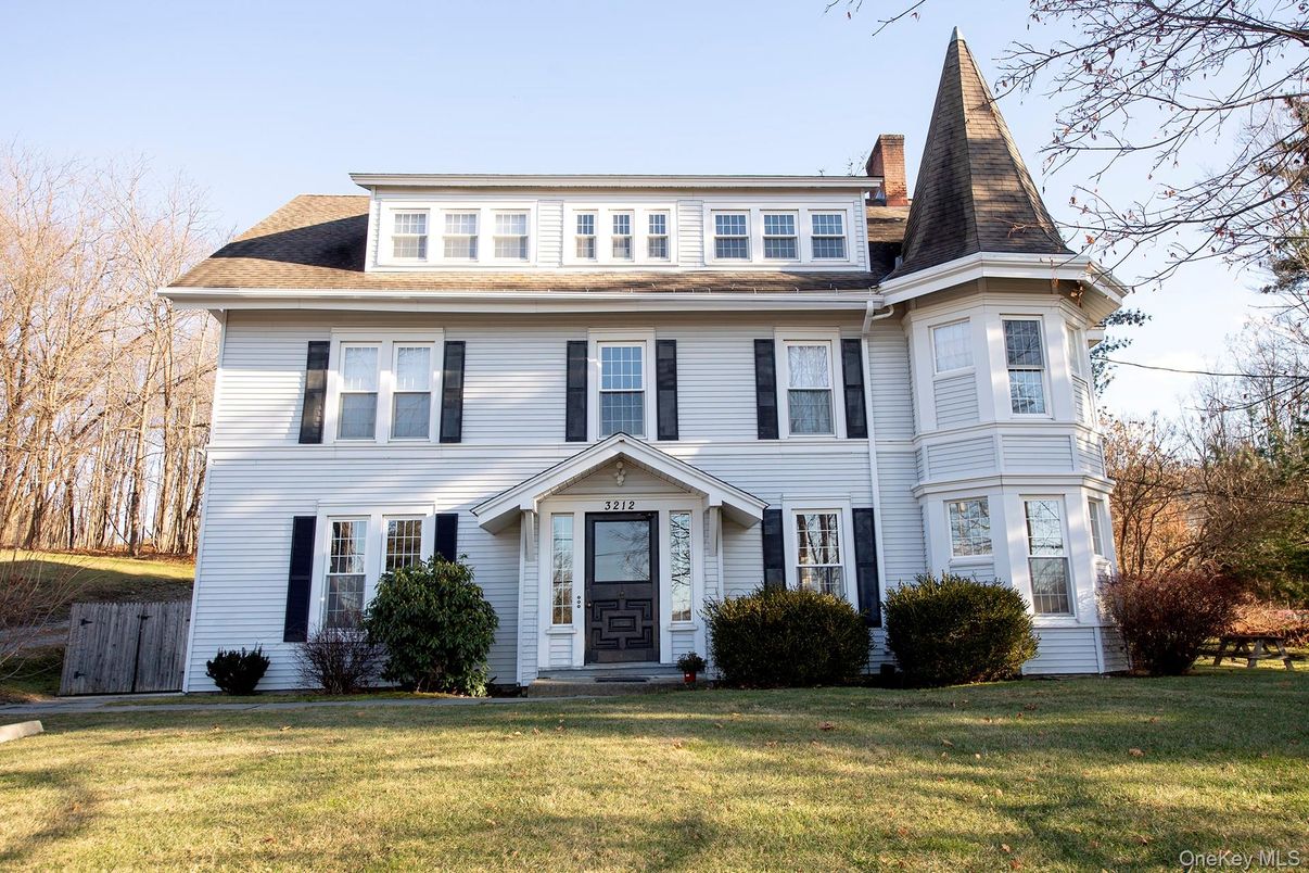Exterior, Facade, Queen Anne Victorian