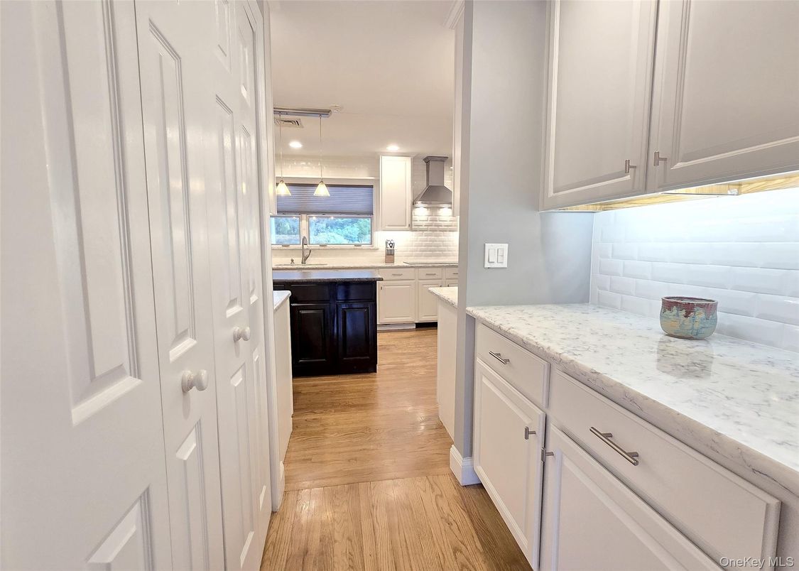 Interior, Kitchen, Pendant Lights, Wood Texture Flooring