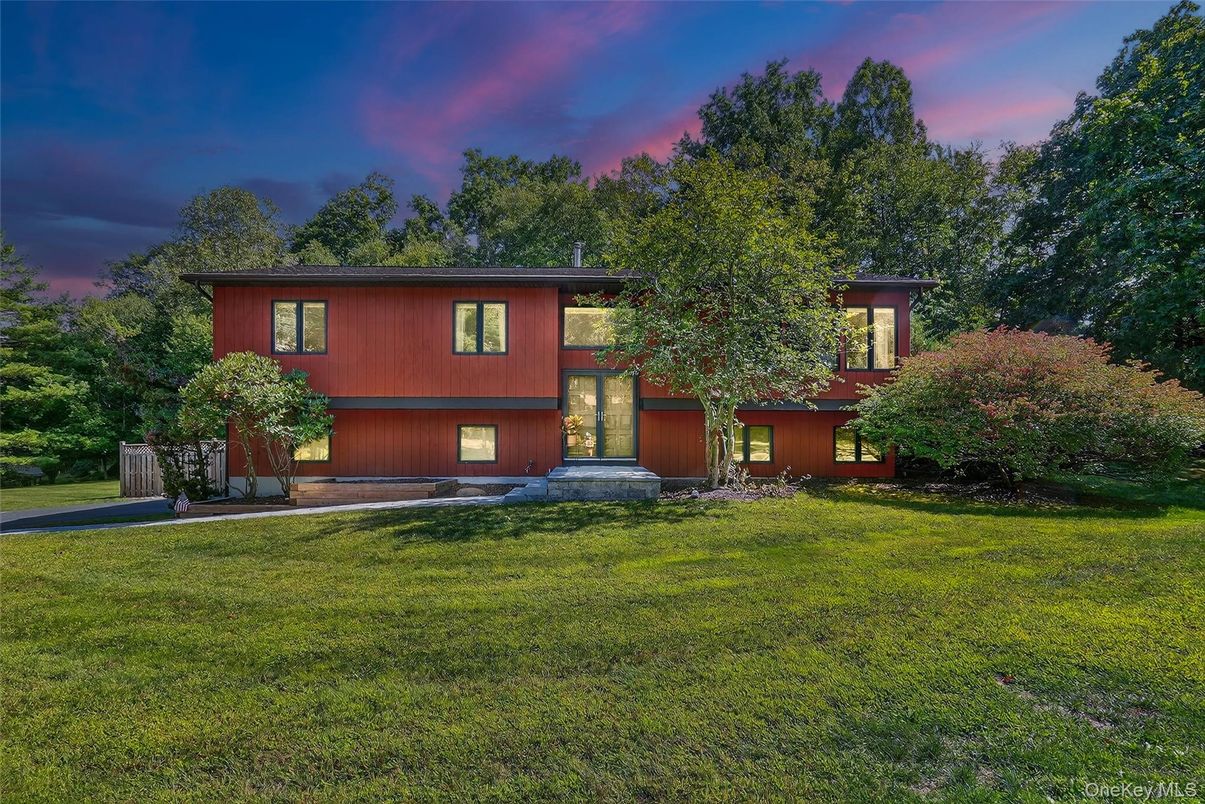 Backyard, Exterior, Facade, Raised Ranch