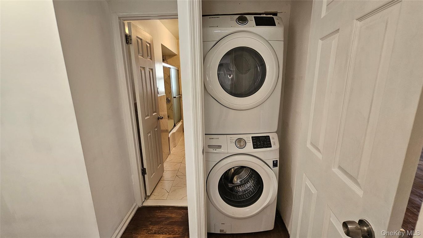 Interior, Utility Closets, Washer, Wood Texture Flooring