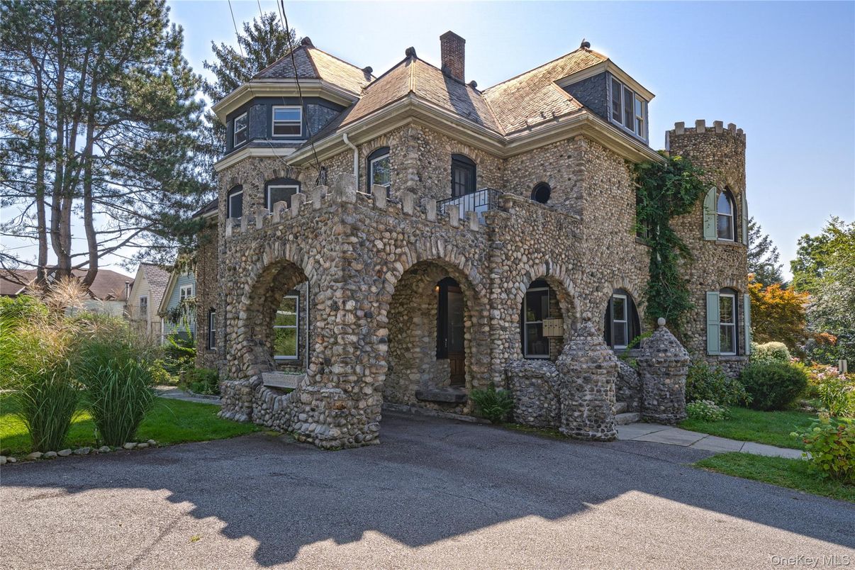 Exterior, Facade, Queen Anne Victorian