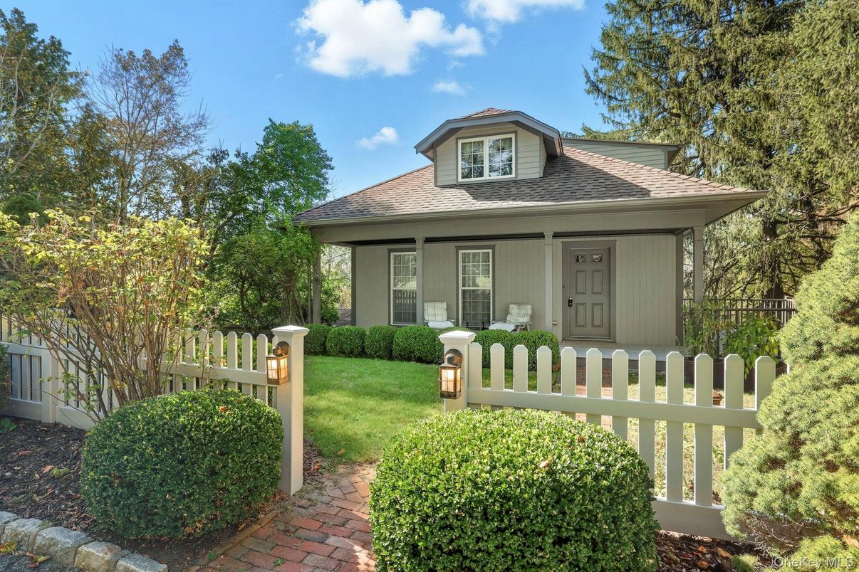 Exterior, Facade, American Foursquare
