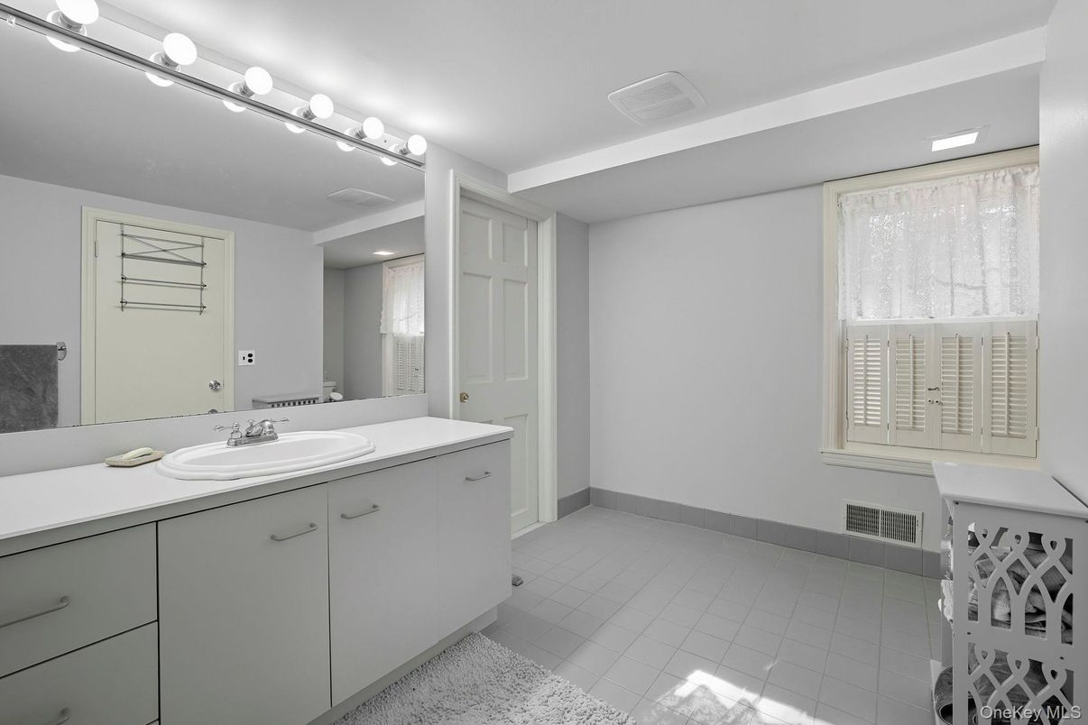 Bathroom, Interior, Recessed Lighting