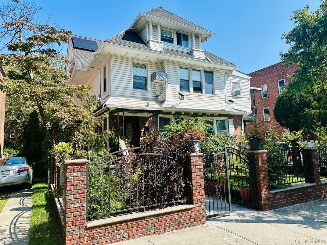 Exterior, Facade, Solar Panels, American Foursquare