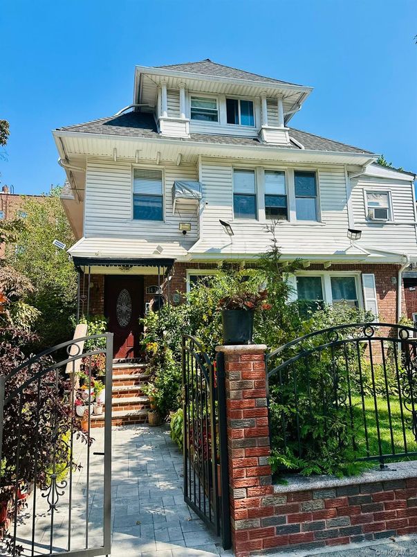 Exterior, Facade, Brick Facade, American Foursquare
