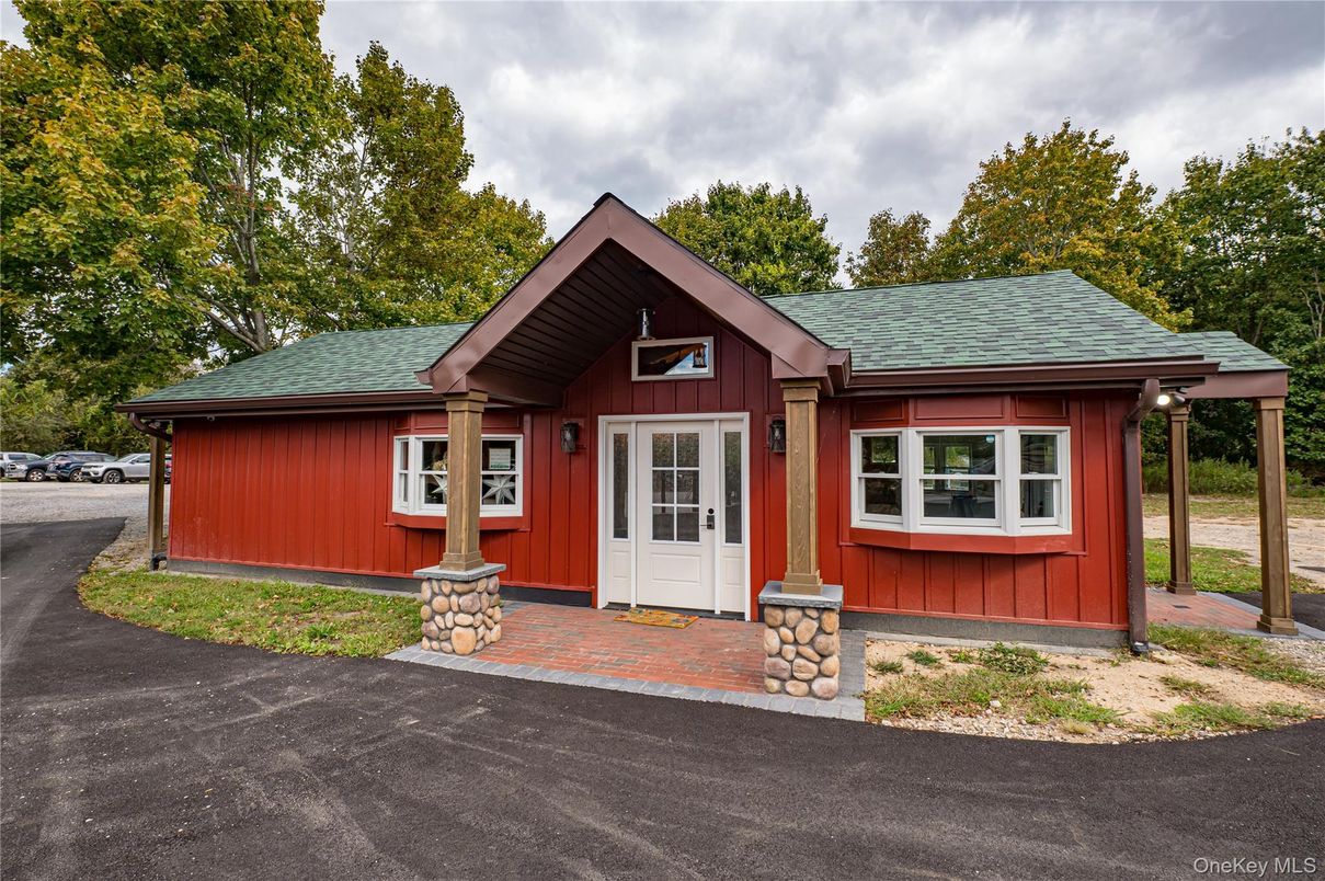 Exterior, Facade, Ranch