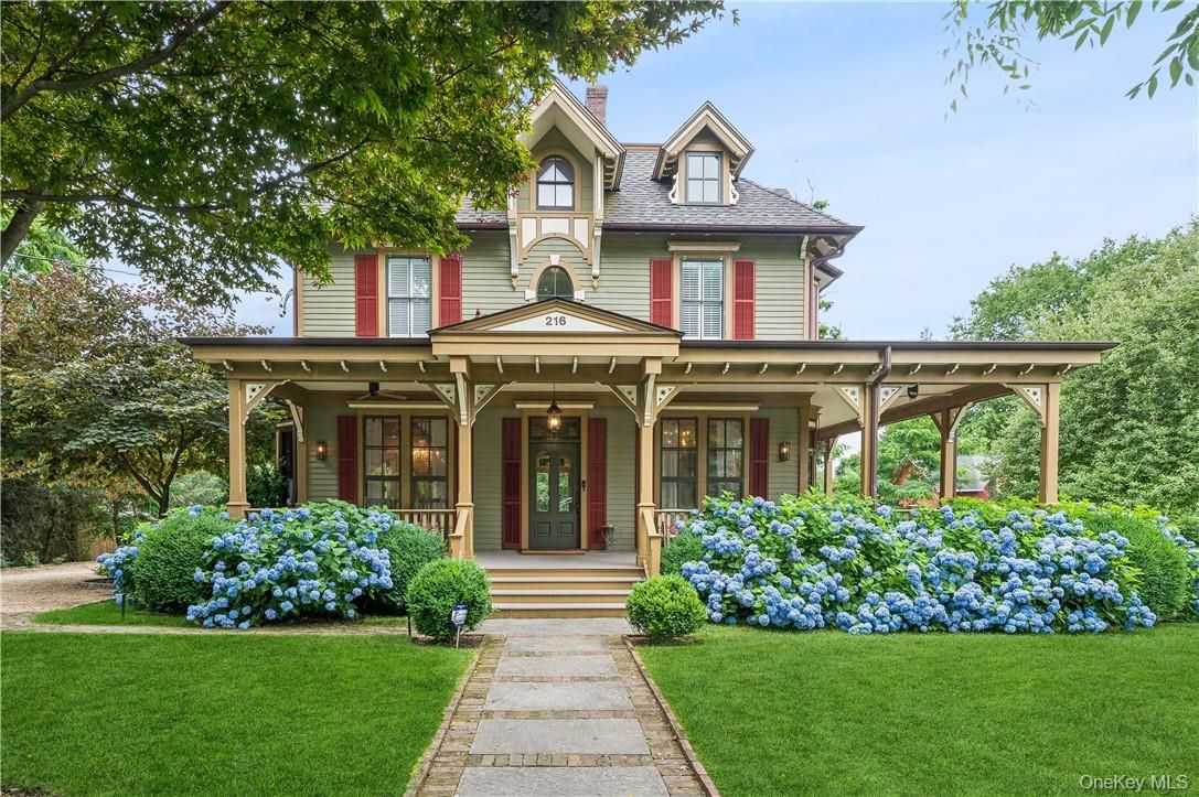 Exterior, Facade, Queen Anne Victorian