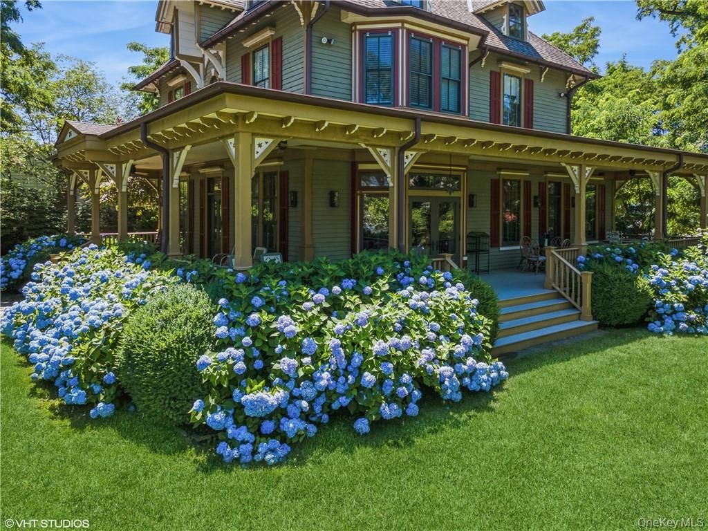 Exterior, Facade, Queen Anne Victorian