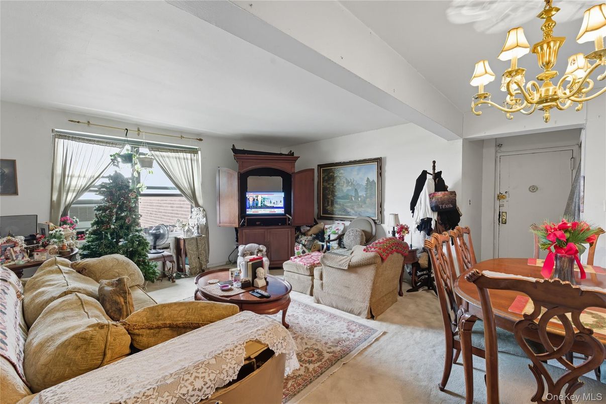Chandelier, Dining room, Interior, Living room