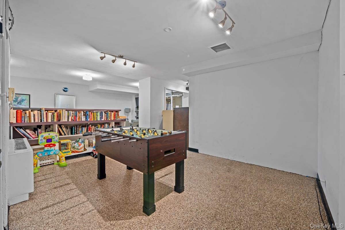 Game Room, Interior