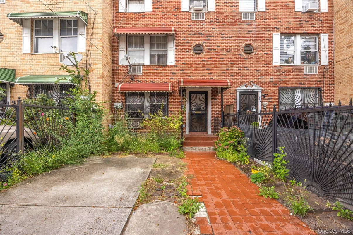 Exterior, Facade, Brick Facade, Rowhouse