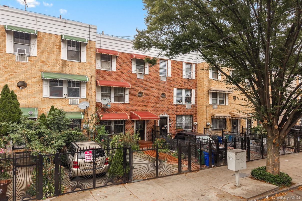 Exterior, Facade, Brick Facade, Rowhouse