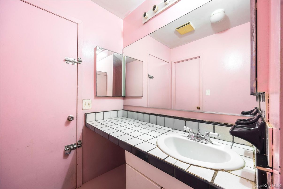 Bathroom, Interior, Tile Countertops