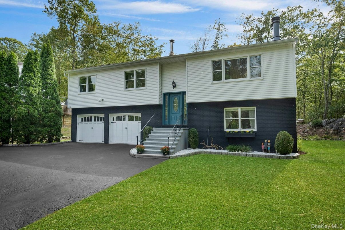 Attached, Exterior, Facade, Brick Facade, Raised Ranch