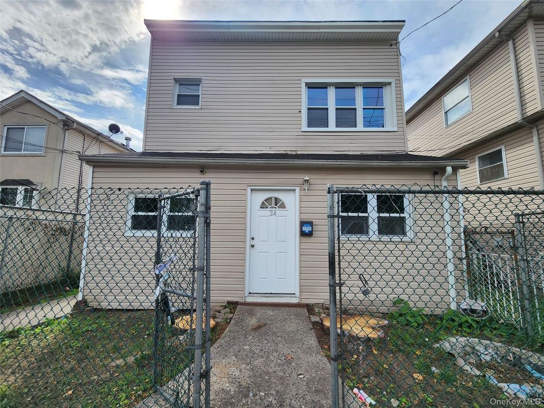 Exterior, Facade, American Foursquare