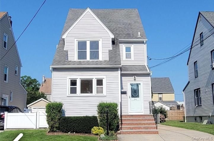 Exterior, Facade, Queen Anne Victorian