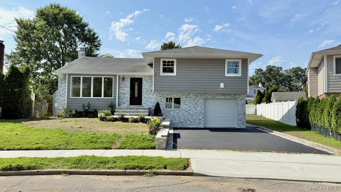 Attached, Exterior, Facade, Split Level