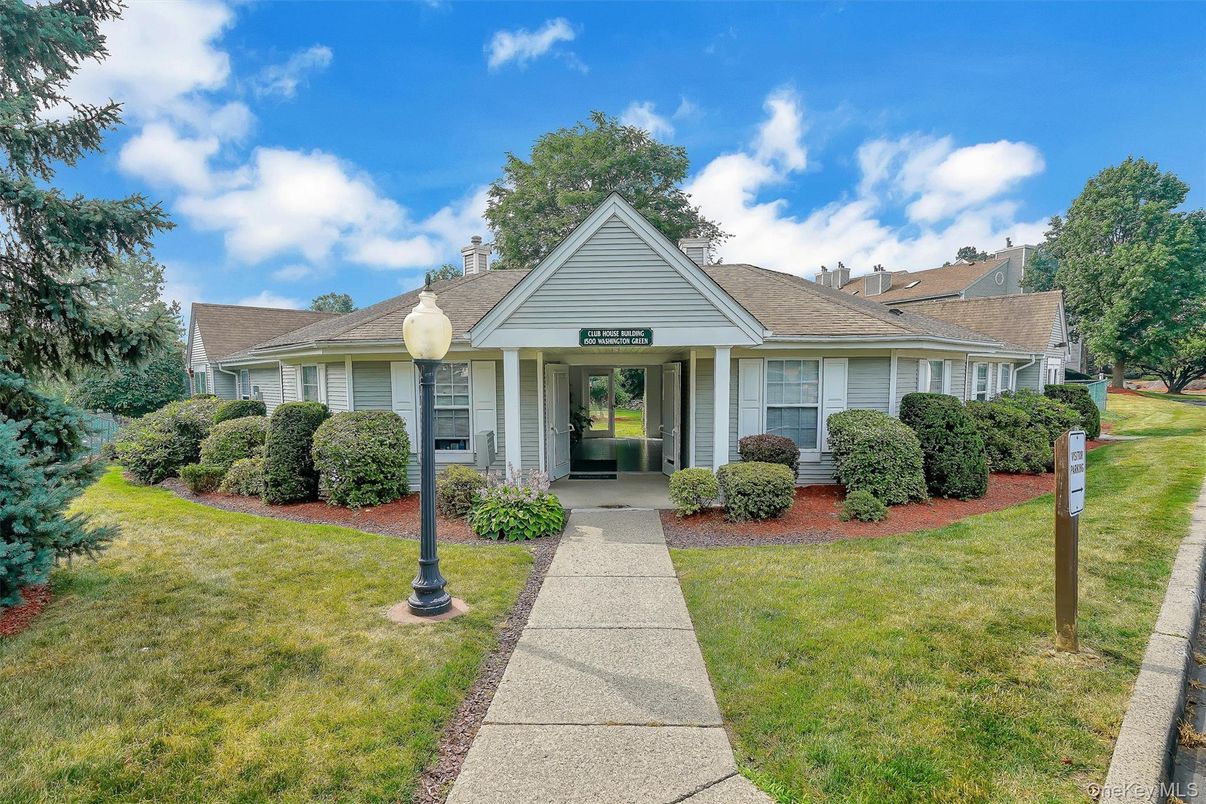 Exterior, Facade, Ranch