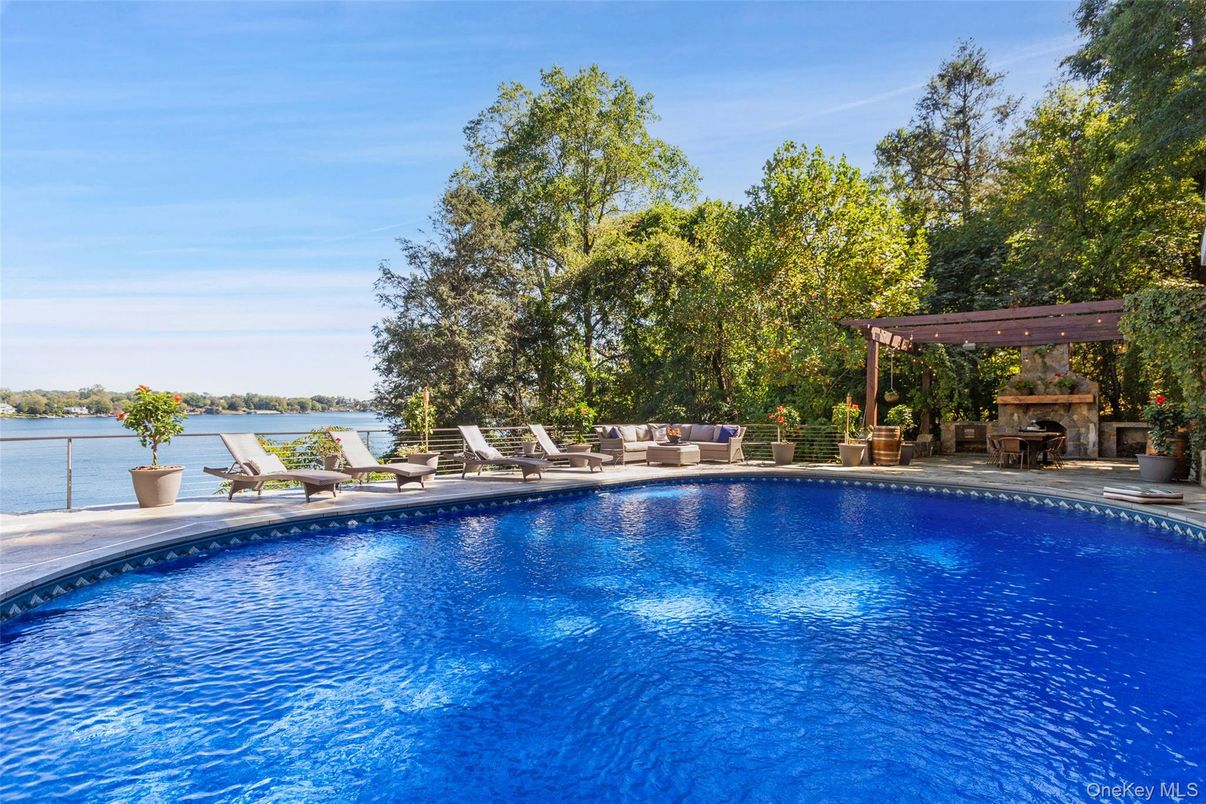 Exterior, Pool, Water