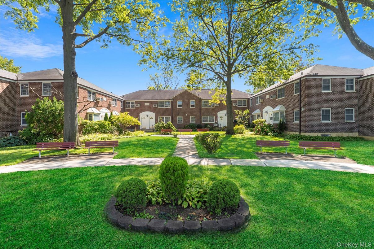 Exterior, Facade, Brick Facade, Georgian