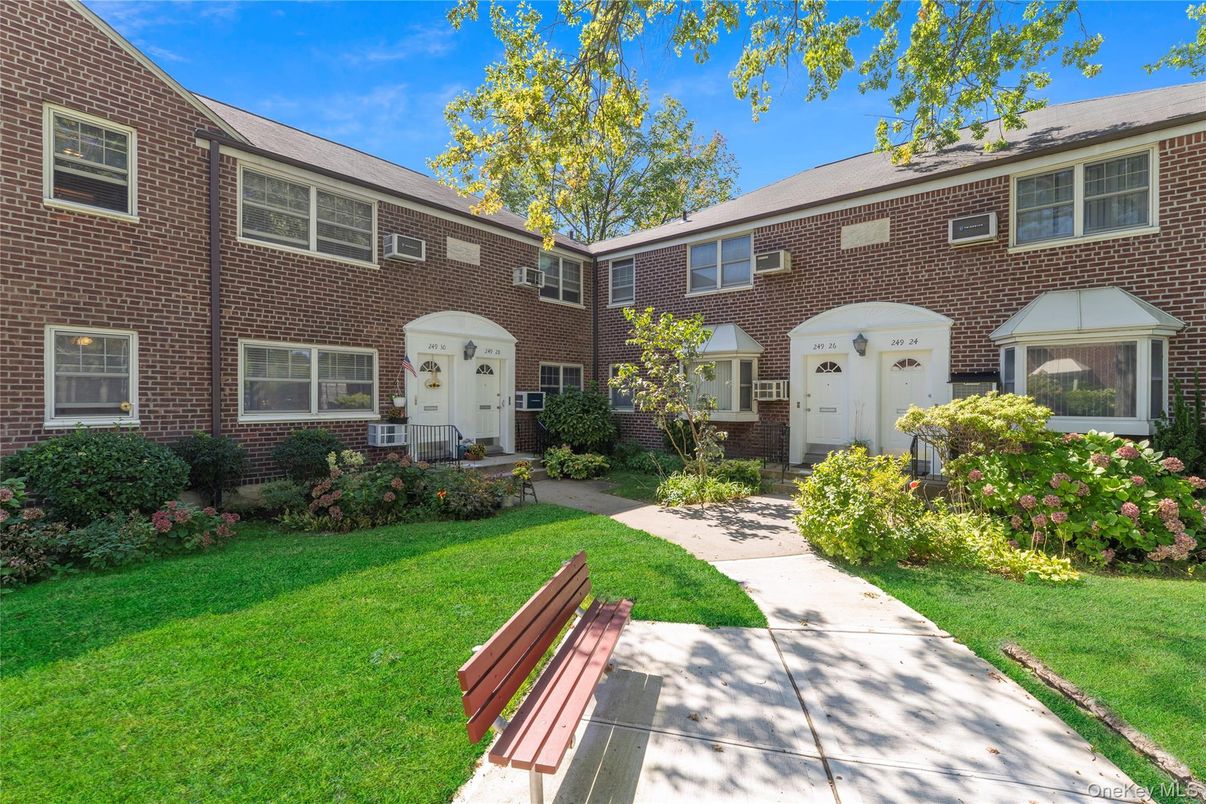 Exterior, Facade, Brick Facade, Georgian