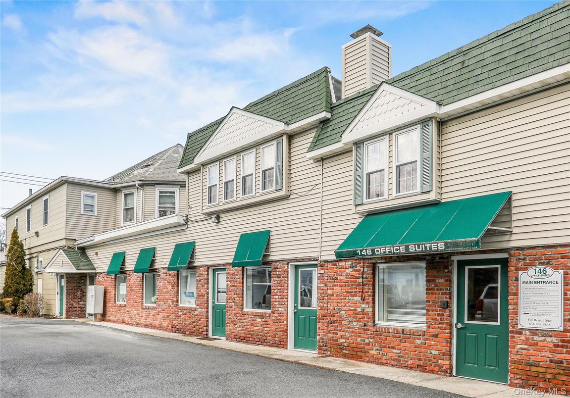 Attached, Exterior, Facade, Brick Facade, Queen Anne Victorian