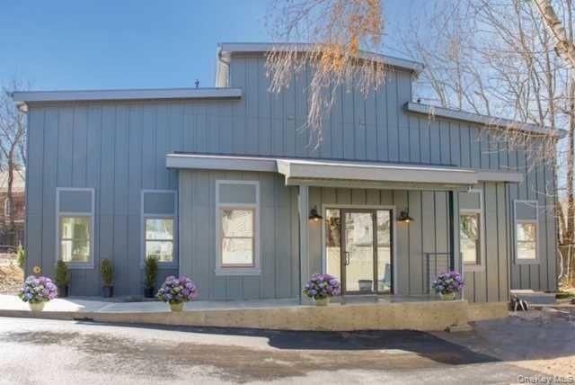 Exterior, Facade, Modern