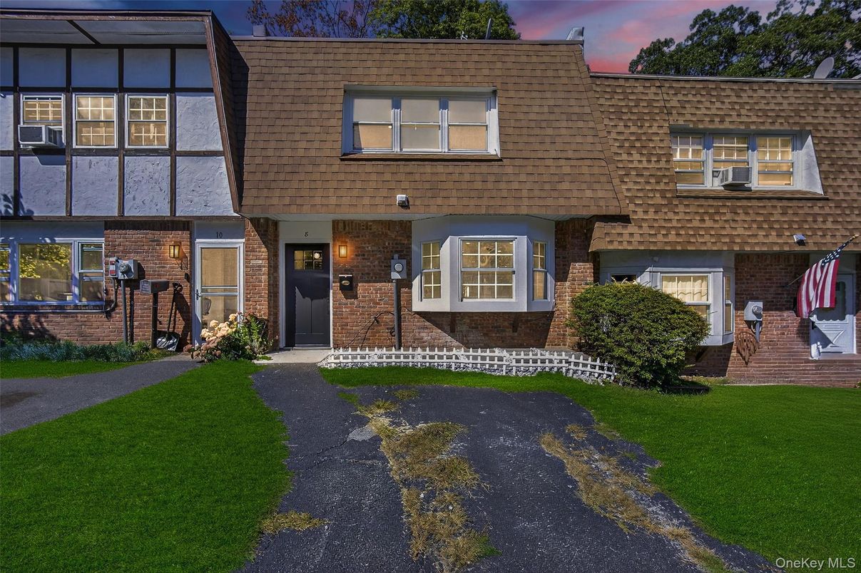Exterior, Facade, Brick Facade, Rowhouse