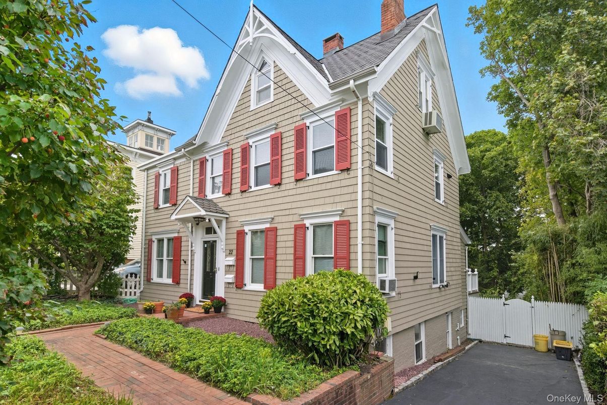 Exterior, Facade, Queen Anne Victorian