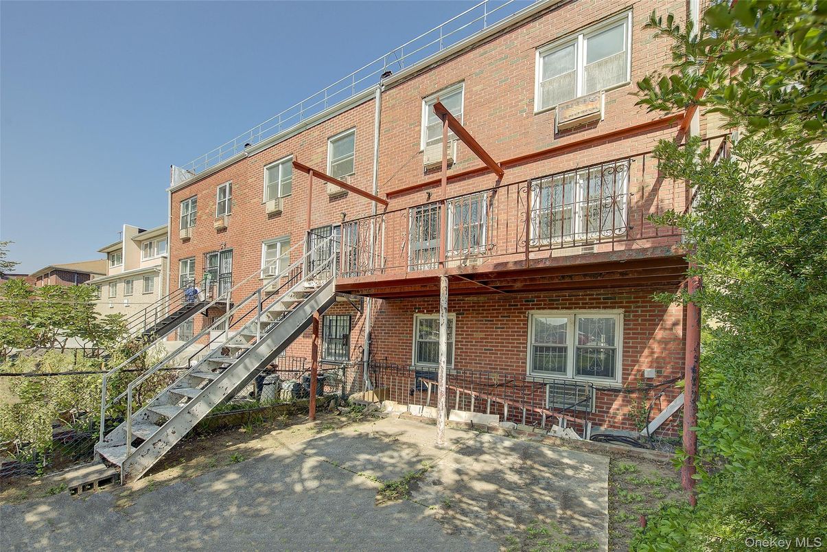 Exterior, Facade, Brick Facade, Rowhouse