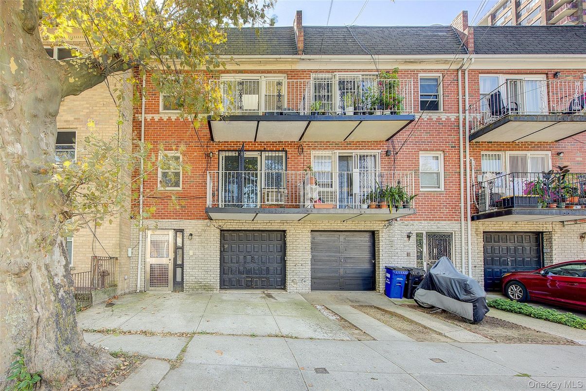 Attached, Exterior, Facade, Brick Facade, Rowhouse