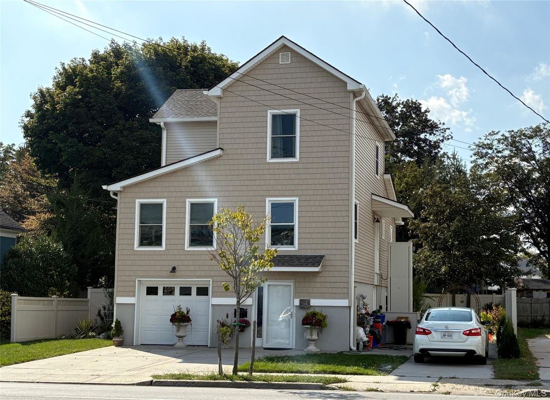 Attached, Exterior, Facade, Queen Anne Victorian