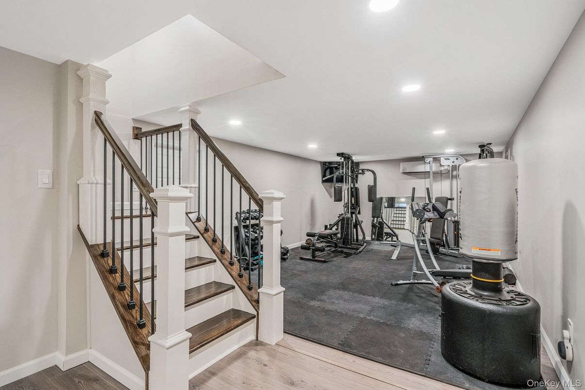 Fitness Equipment, Interior, Recessed Lighting, Wood Texture Flooring