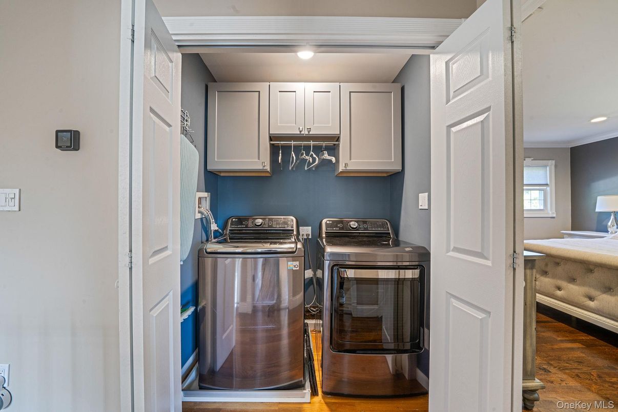 Interior, Recessed Lighting, Washer, Wood Texture Flooring