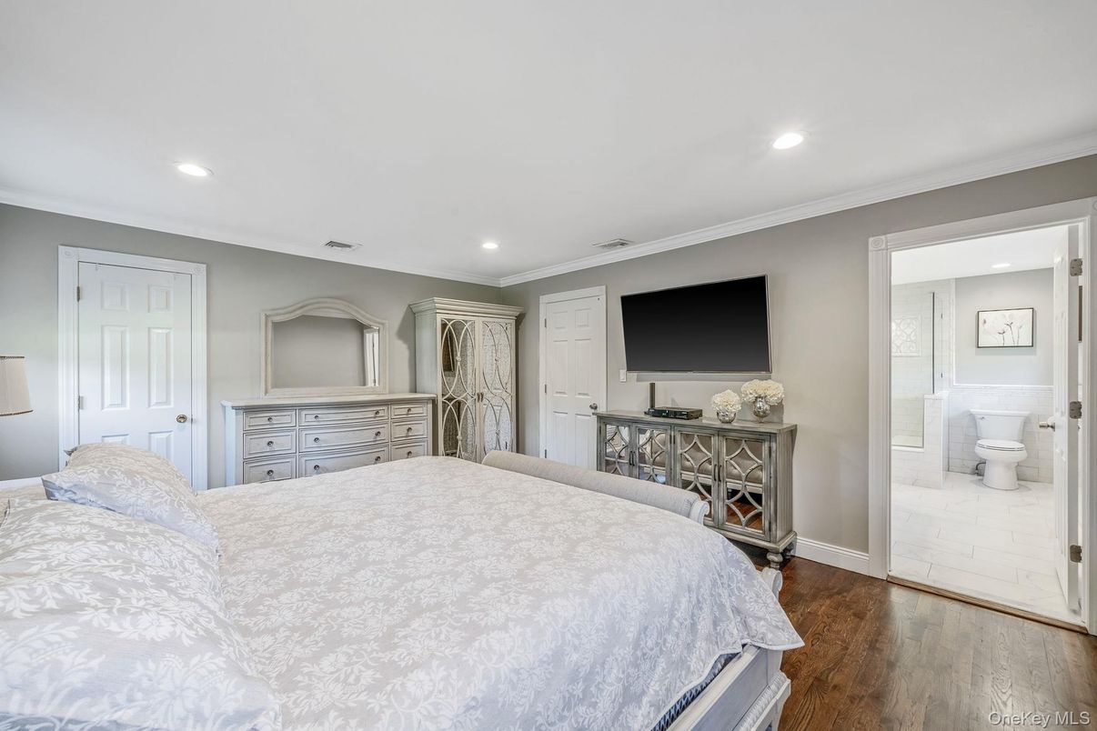 Bathroom, Bedroom, Interior, Recessed Lighting, Wood Texture Flooring