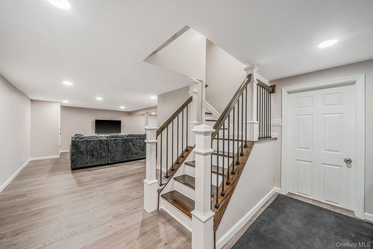 Interior, Recessed Lighting, Wood Texture Flooring