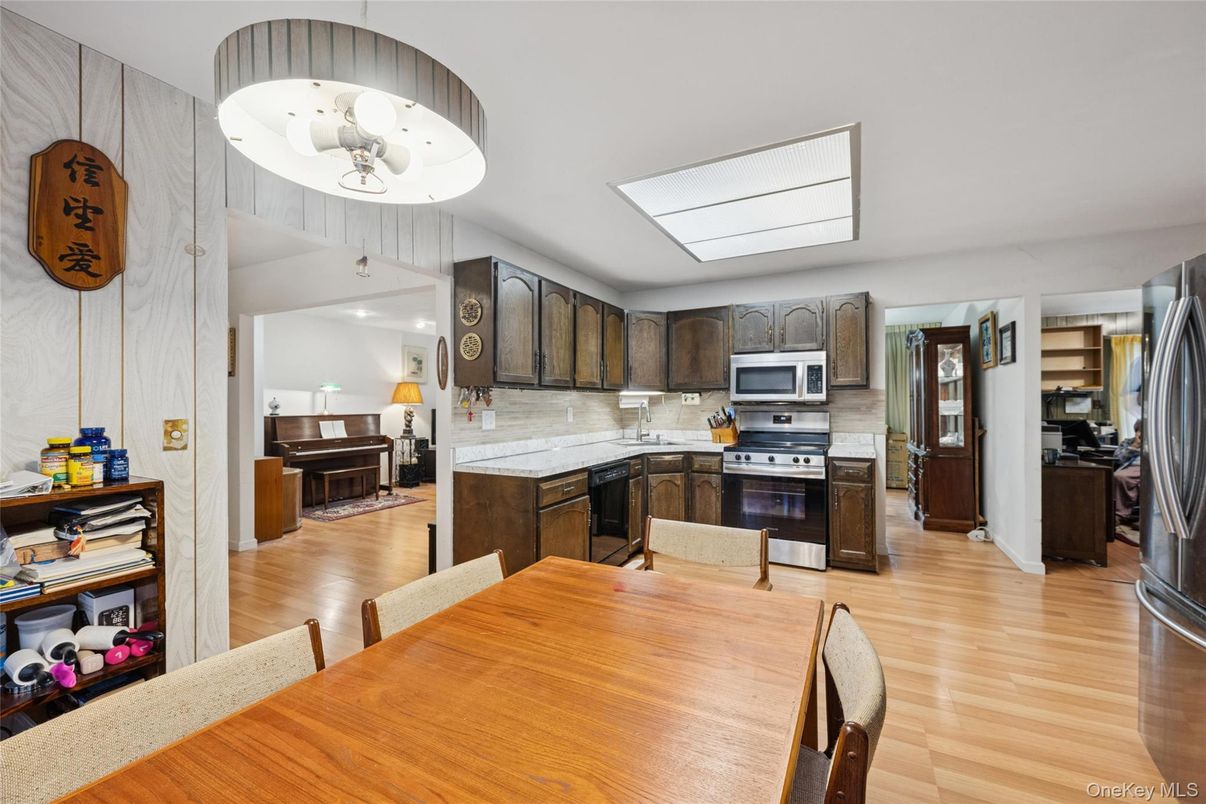 Dining room, Interior, Kitchen, Piano, Stainless Steel Appliances, Wood Texture Flooring