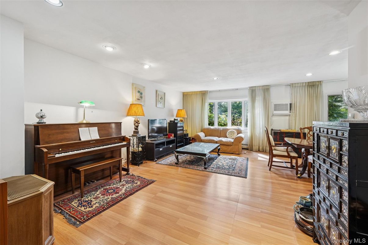 Dining room, Interior, Living room, Piano, Recessed Lighting, Wood Texture Flooring