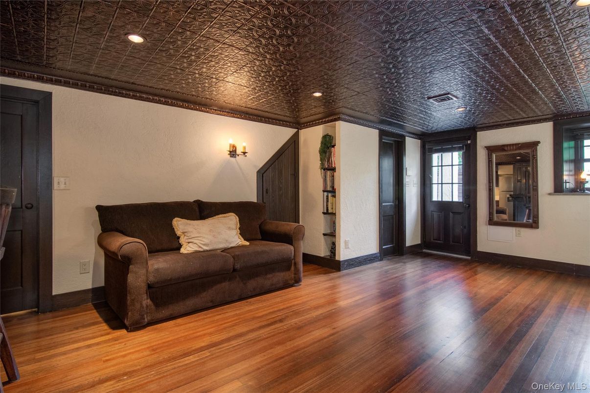 Interior, Recessed Lighting, Wood Texture Flooring