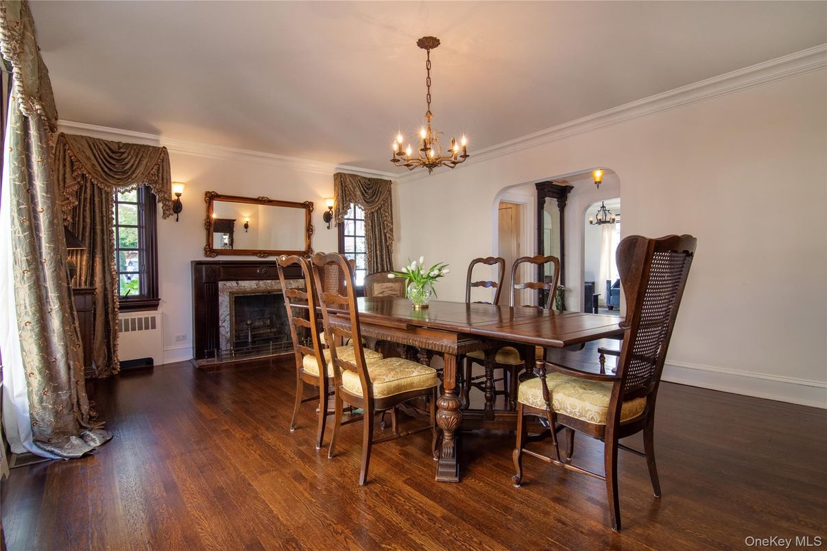 Chandelier, Dining room, Fireplace, Interior, Wood Texture Flooring