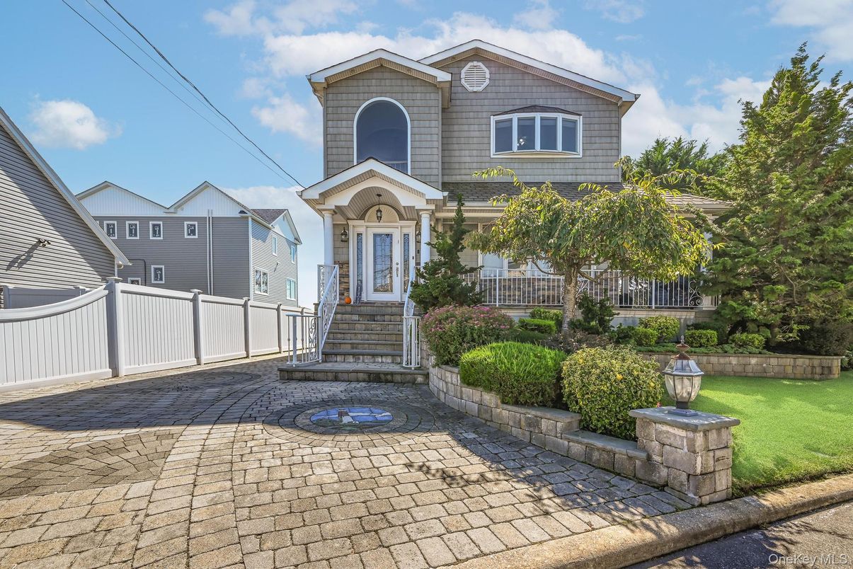 Exterior, Facade, Queen Anne Victorian