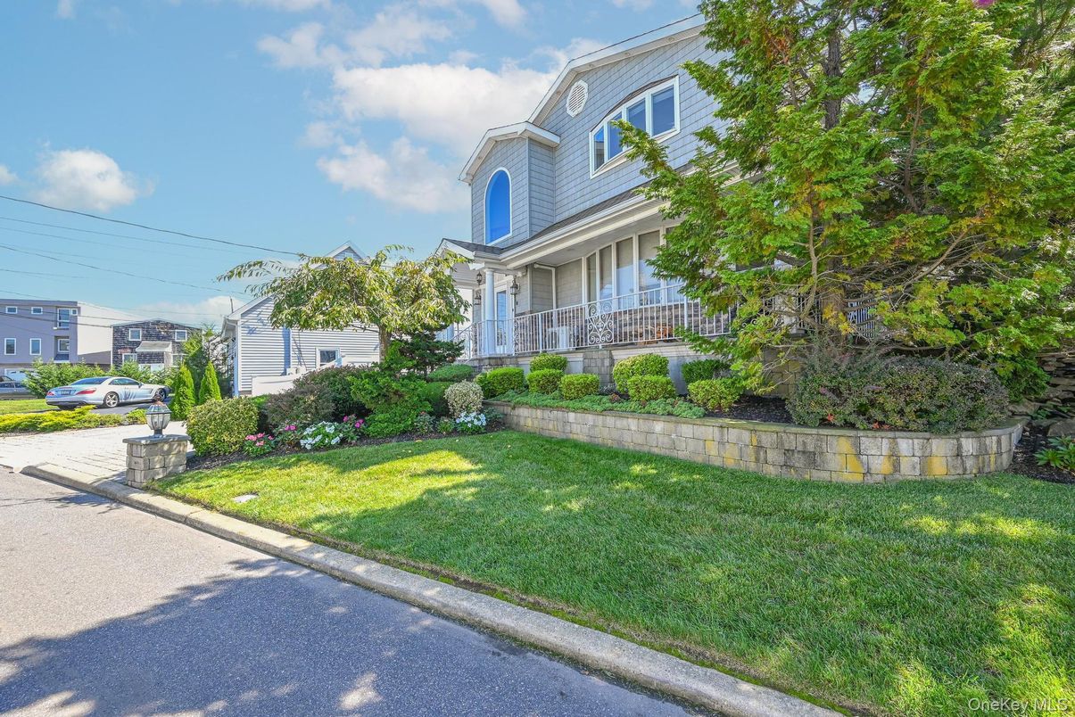 Exterior, Facade, Queen Anne Victorian